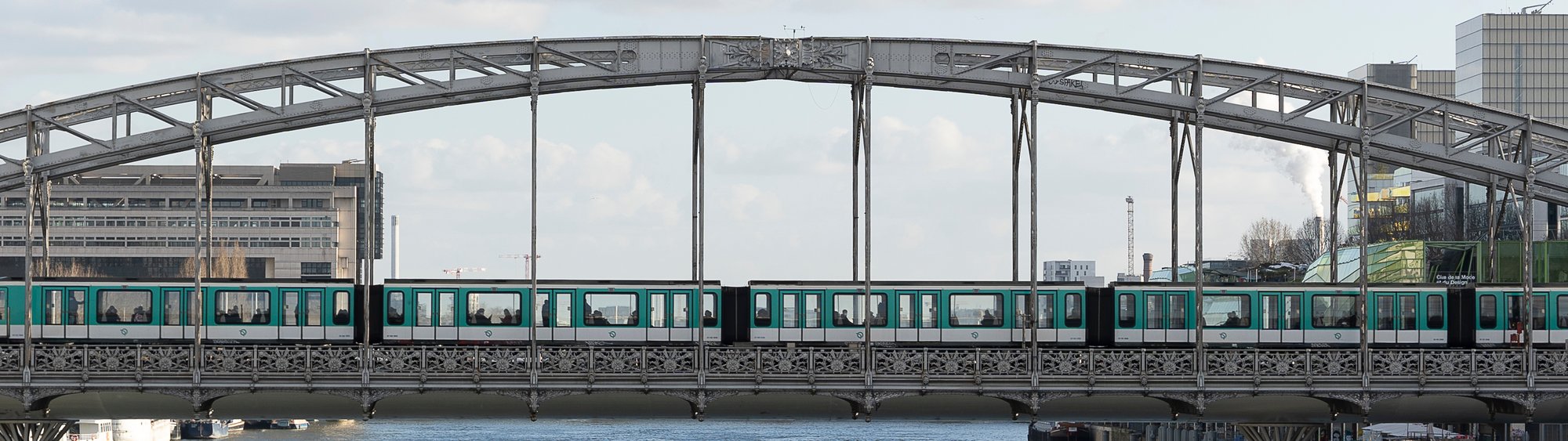 A Paris Metro train on Line 5 crosses the Viaduc d'Austerlitz.